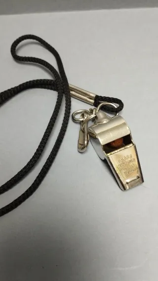 Silbato de latón para deportistas