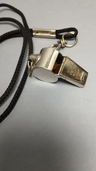 Silbato de latón para deportistas