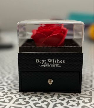 Rosa preservada en caja con colgante