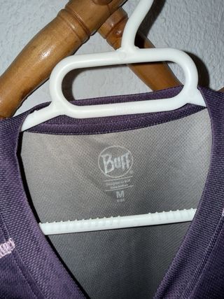 Camiseta técnica Buff morada y rosa