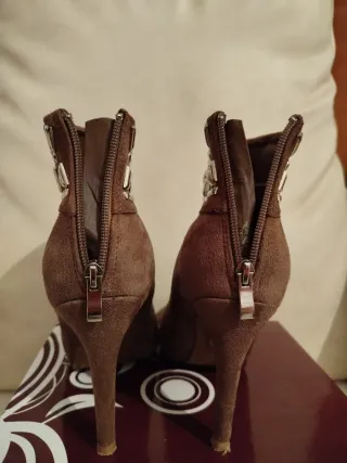 Botín tacón con pedrería