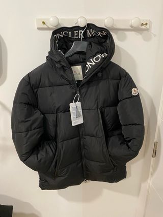 Chaqueta Moncler Negra con Capucha y Logo