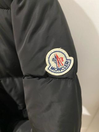Chaqueta Moncler Negra con Capucha y Logo