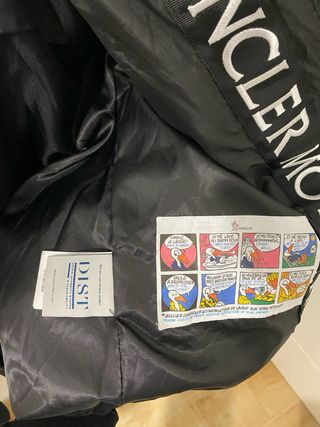 Chaqueta Moncler Negra con Capucha y Logo