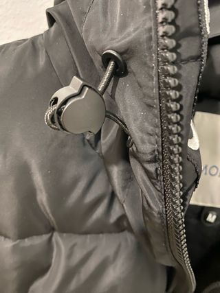 Chaqueta Moncler Negra con Capucha y Logo