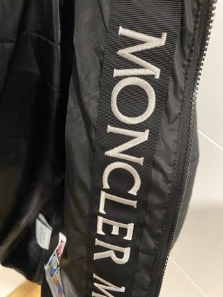 Chaqueta Moncler Negra con Capucha y Logo