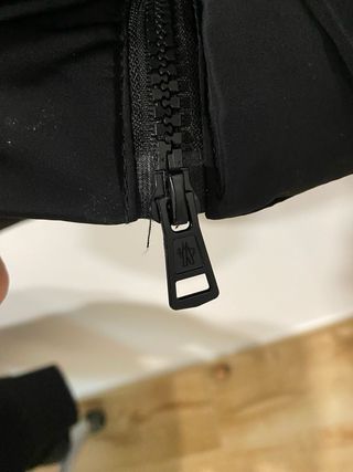 Chaqueta Moncler Negra con Capucha y Logo