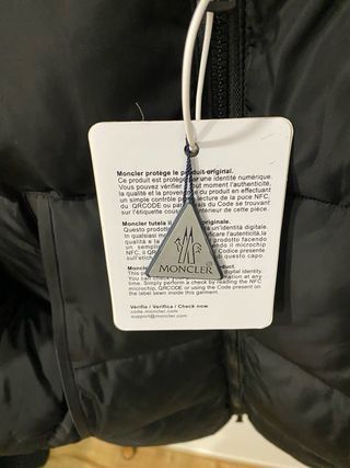 Chaqueta Moncler Negra con Capucha y Logo