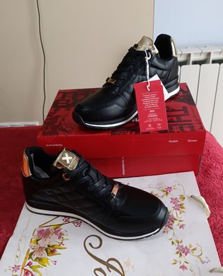 Zapatillas negras con cremallera dorada T.38