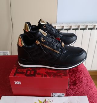 Zapatillas negras con cremallera dorada T.38