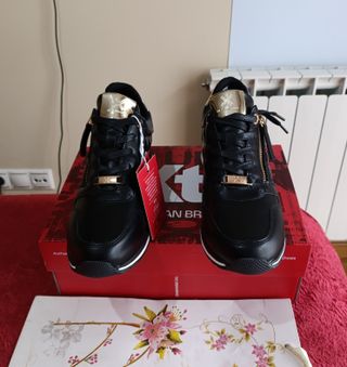 Zapatillas negras con cremallera dorada T.38