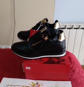 Zapatillas negras con cremallera dorada T.38