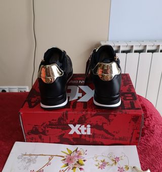 Zapatillas negras con cremallera dorada T.38