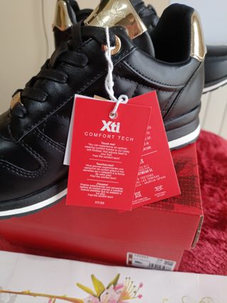 Zapatillas negras con cremallera dorada T.38