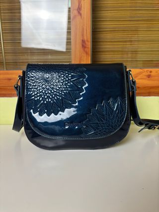 Bolso Desigual Azul Noche Charol Bordado
