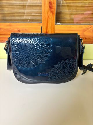 Bolso Desigual Azul Noche Charol Bordado