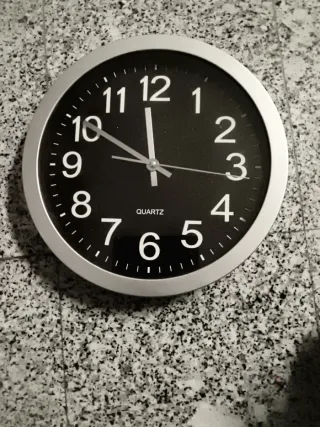 Reloj de pared redondo negro