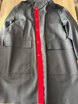 Gabardina Negra con Capucha Carolina Herrera