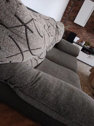Sofá de tela gris con estampado