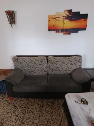 Sofá de tela gris con estampado