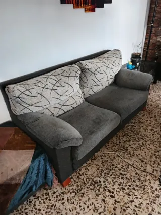 Sofá de tela gris con estampado
