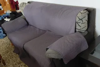 Sofá de tela gris con estampado