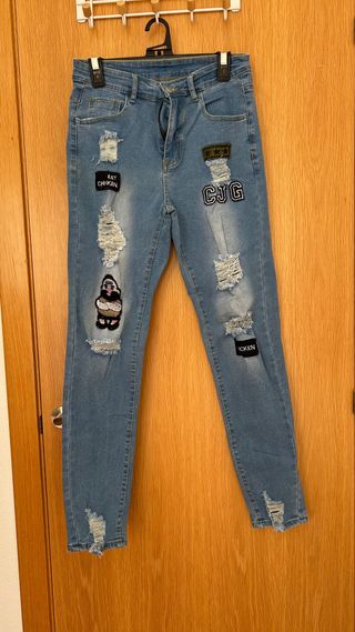 Vaqueros elásticos desgastados con parches