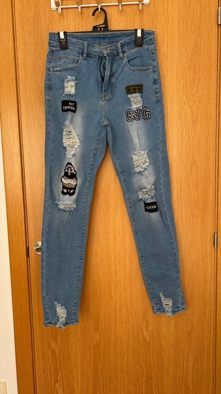 Vaqueros elásticos desgastados con parches