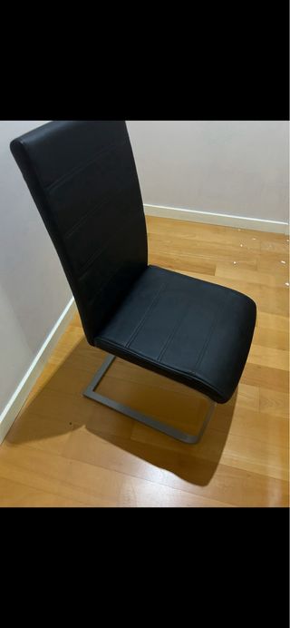 Mesa comedor y 4 sillas blancas