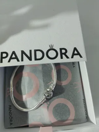 Pulsera con su caja.