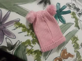 Gorro de lana canalé con borlas