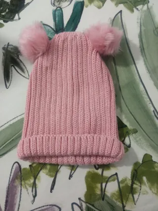 Gorro de lana canalé con borlas