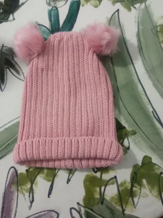 Gorro de lana canalé con borlas