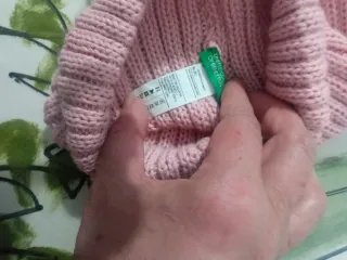 Gorro de lana canalé con borlas