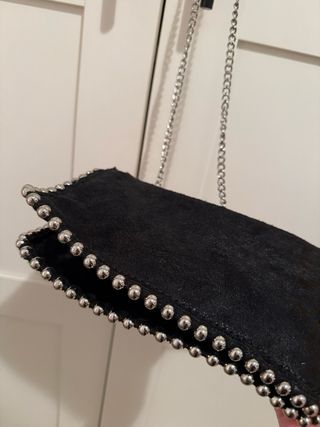 Bolso Zara Negro con Cadena Plateada