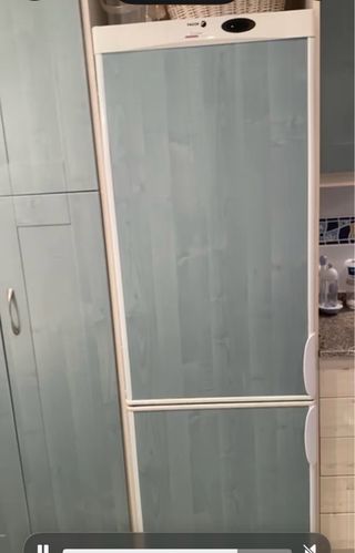 Nevera blanca con puertas de madera