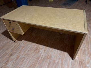 Mesa de oficina con 2 cajones