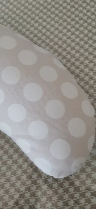 Cojín de lactancia gris con lunares blancos