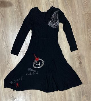 Vestido negro desigual con estampado