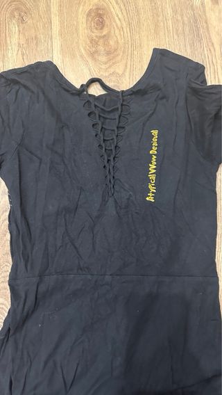 Vestido negro desigual con estampado