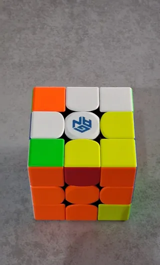 Cubo de Rubik GAN y cubo pirámide