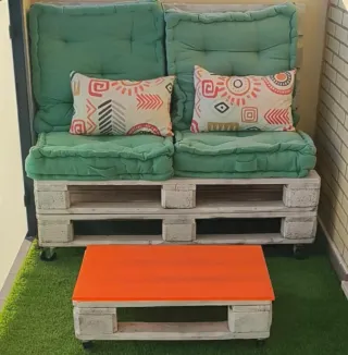 Sofá y mesa de palets verde y naranja