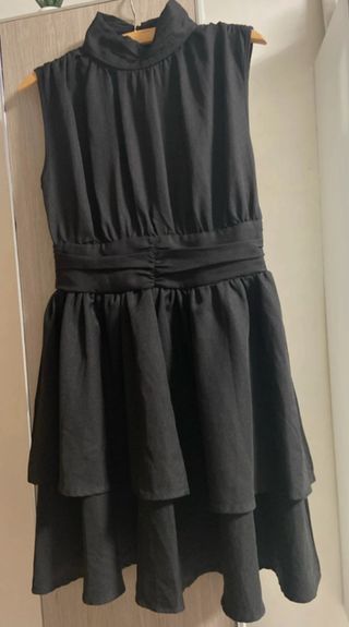 Vestido negro fiesta cuello alto volantes