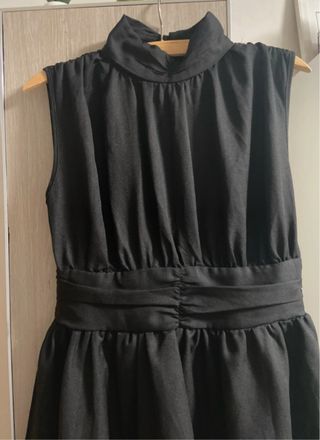 Vestido negro fiesta cuello alto volantes