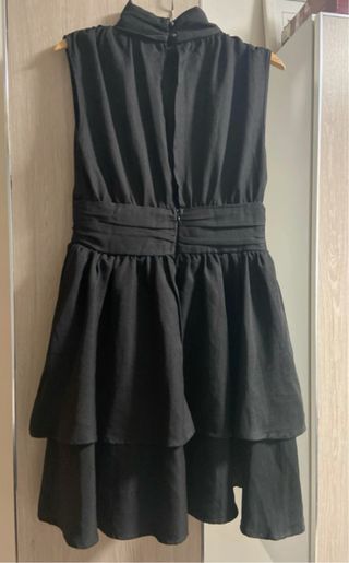 Vestido negro fiesta cuello alto volantes
