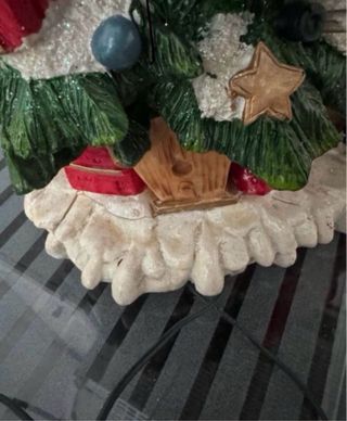 Figura de Papá Noel con árbol de Navidad