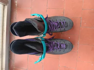 Patines en línea negros con cordones morados