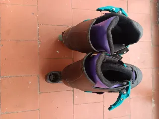 Patines en línea negros con cordones morados