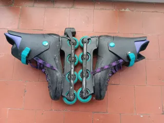 Patines en línea negros con cordones morados