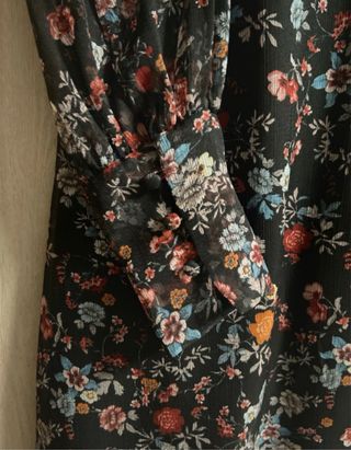 Vestido floral negro manga larga